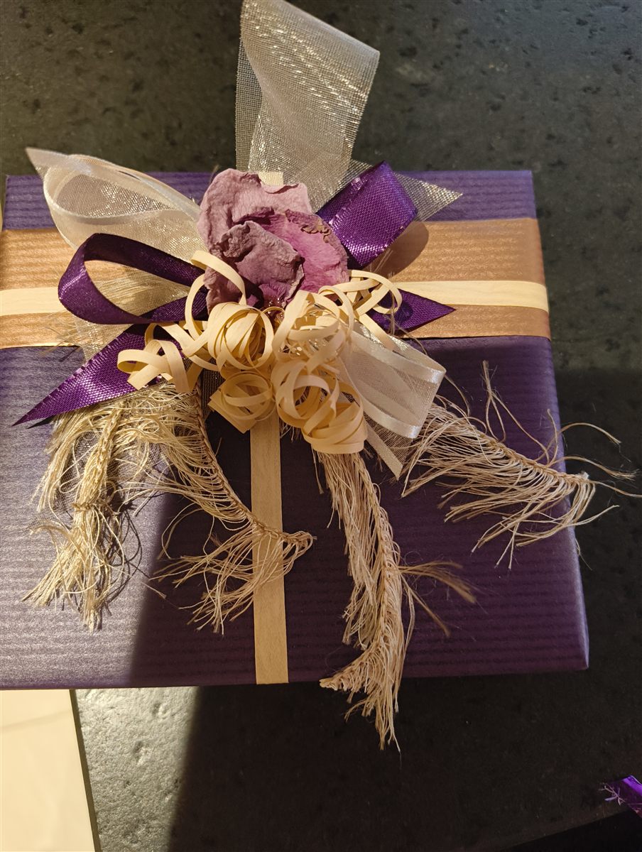 Dekorierte Geschenkverpackung mit Schleife